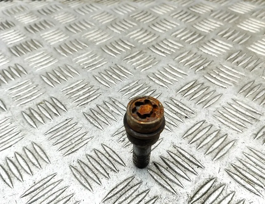 VOLKSWAGEN Touareg 2 generation (2010-2018) Låsehjulsboltesæt 2H0698137A,000071599 34790358