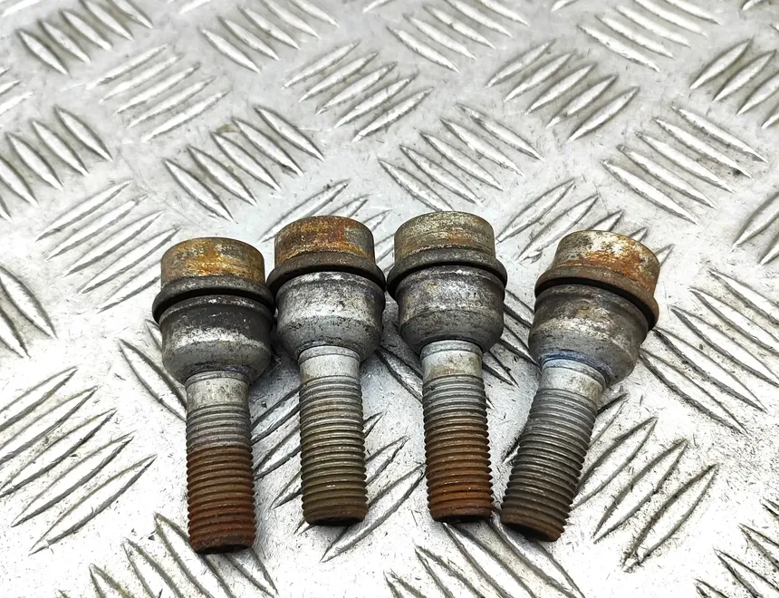 VOLKSWAGEN Touareg 2 generation (2010-2018) Låsehjulsboltesæt 2H0698137A,000071599 34790358