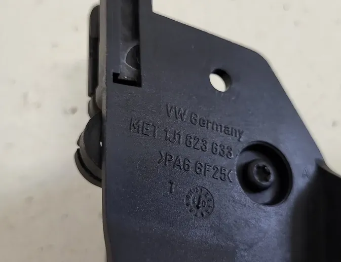 SKODA Fabia 6Y (1999-2007) Motorhjelmudløserhåndtag 1J1823633 35107004