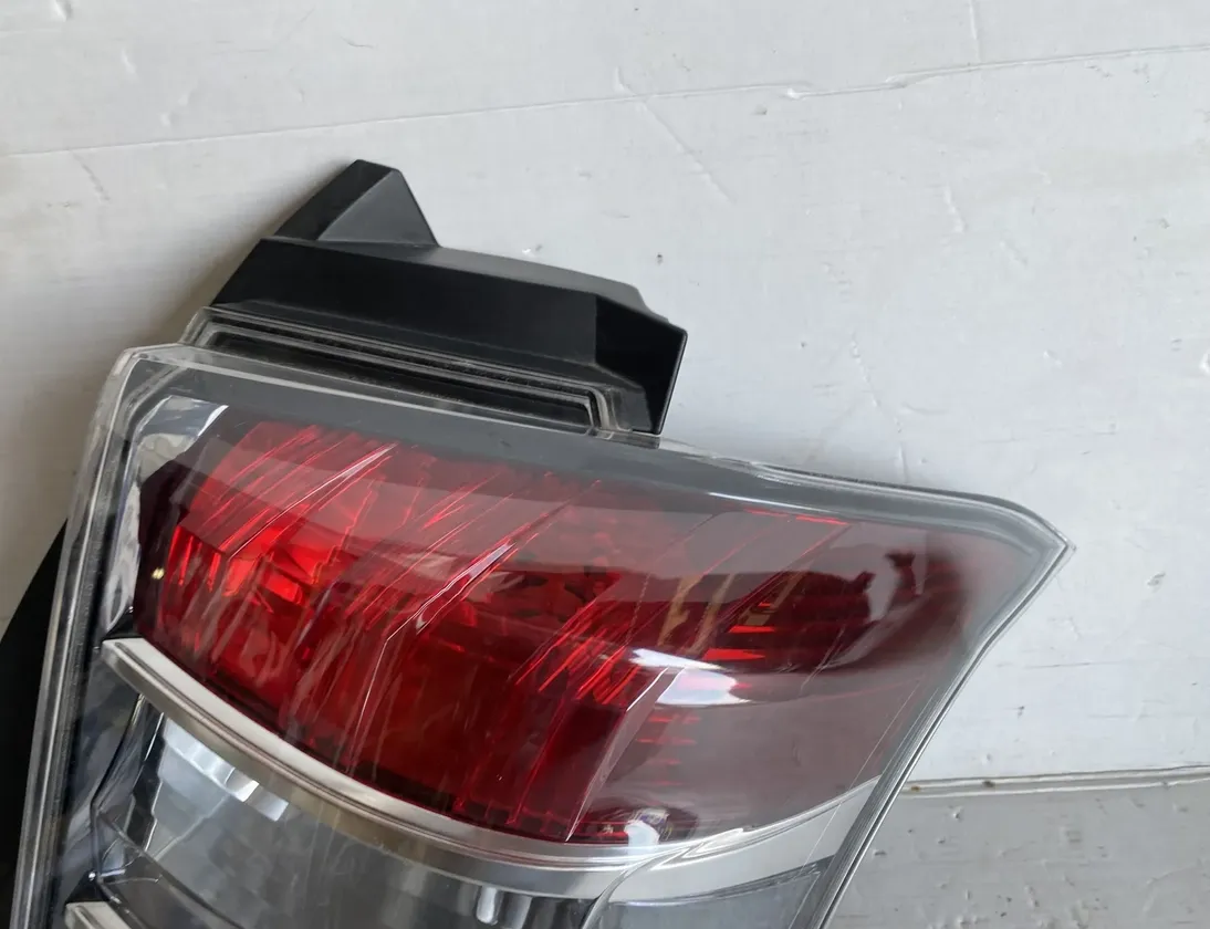 TOYOTA iQ 1 generation (2008-2020) Baglygte højre baglygte 25031385