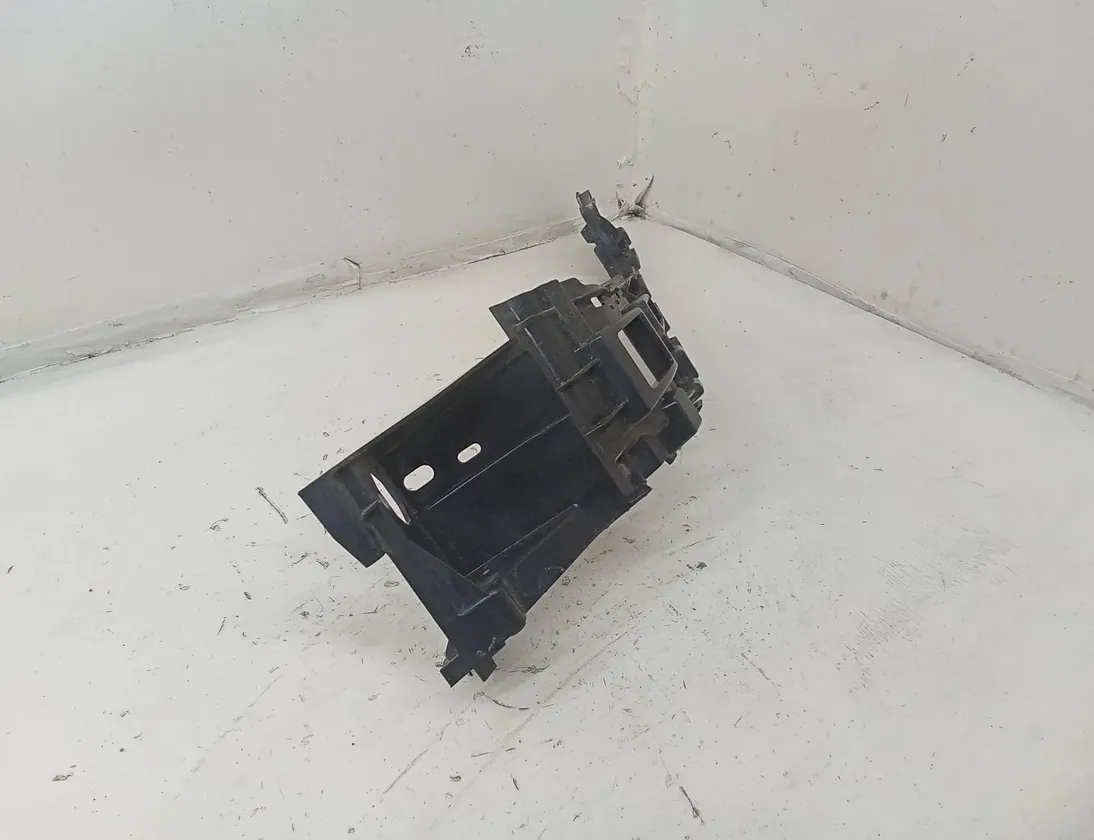 VOLKSWAGEN Touareg 2 generation (2010-2018) Bageste venstre kofangerbeslag 7P6807393 28695527