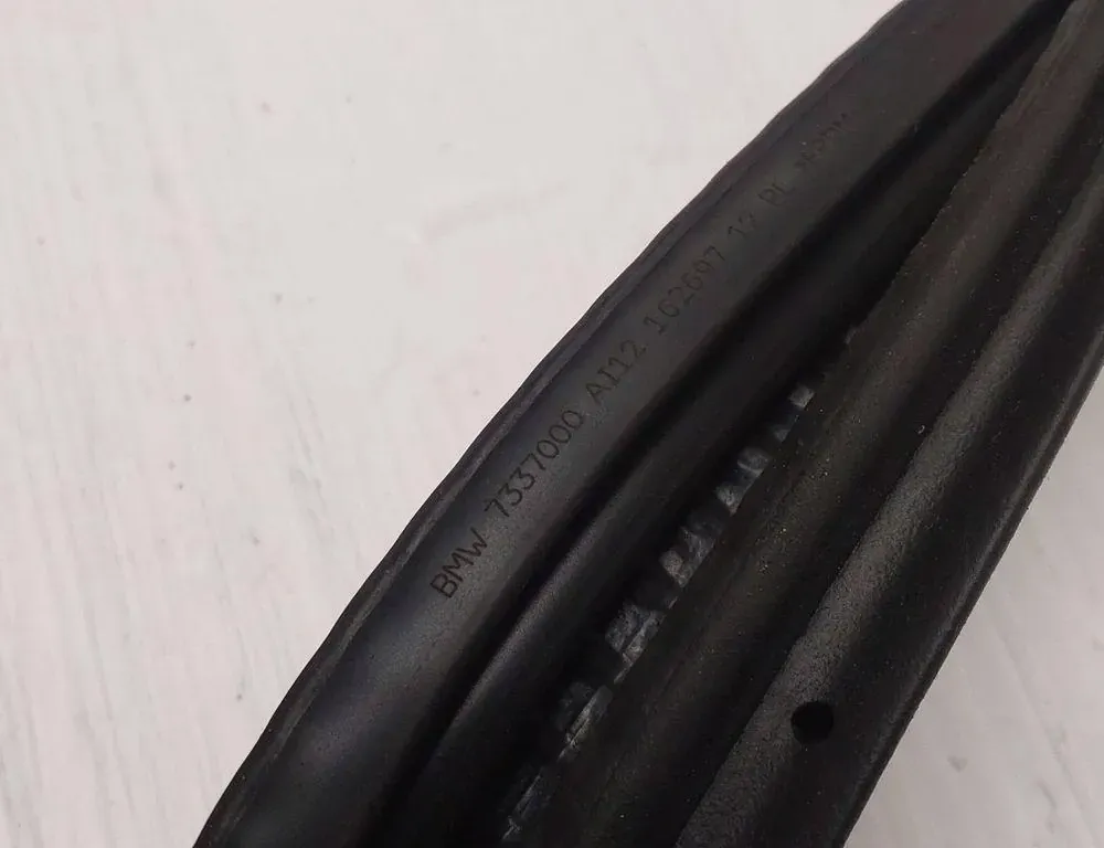 BMW 5 Series G30/G31 (2016-2023) Forreste højre dørtætning gummi 7337000 33512174