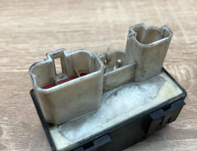 VOLVO V70 1 generation (1997-2000) Kølevæskeblæserelæ 9442934,899251000 34399545