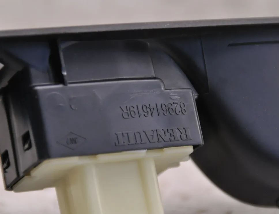 RENAULT Captur 1 generation (2013-2019) Forreste højre dør vindueskontakt 829614619R 33185172