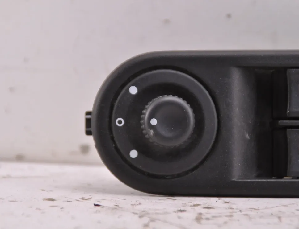 RENAULT Clio 4 generation (2012-2020) Forreste venstre dør vindueskontakt 254118044R 33380909