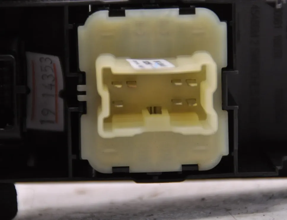 RENAULT Clio 4 generation (2012-2020) Forreste venstre dør vindueskontakt 254118044R 33380909