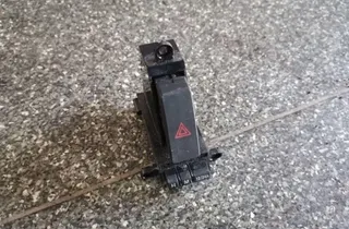 MAZDA 3 BL (2009-2013) Hazard knap BBP3664H0 35110489