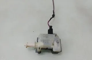 VOLKSWAGEN Golf Plus 1 generation (2004-2009) Lås til brændstoftankdæksel 1K5959782 35093380